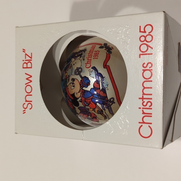 Walt Disney Gallery "Snow Biz" Christmas Ornament - Picture 1 of 5